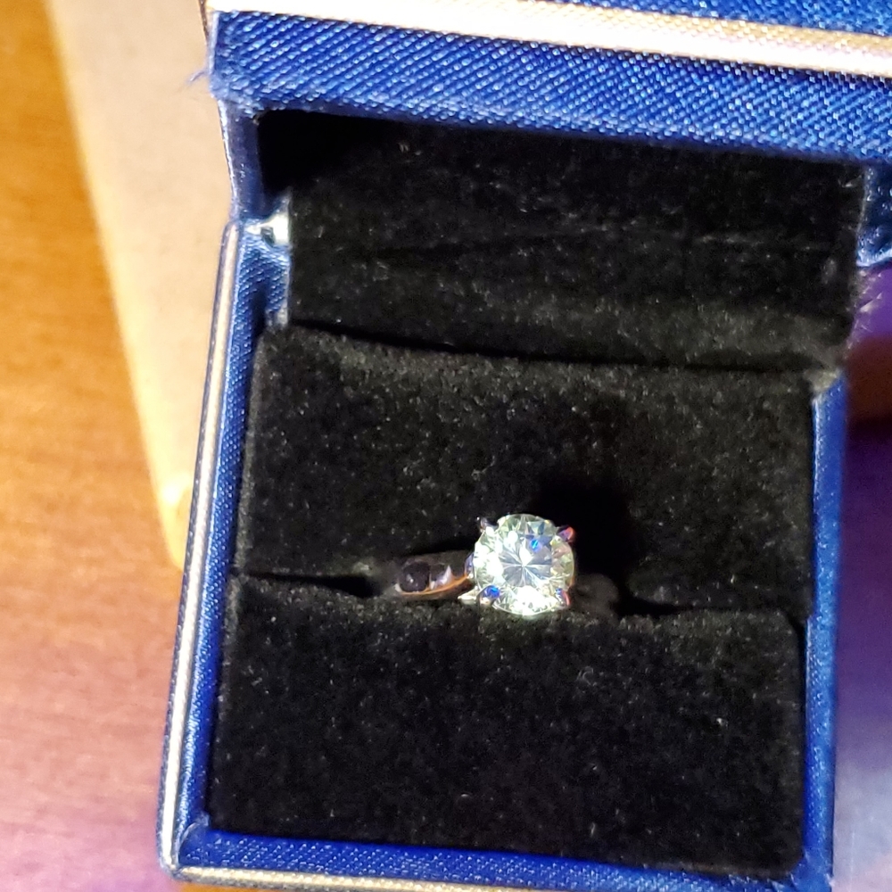 1.10 natural earth mined diamond solitaire